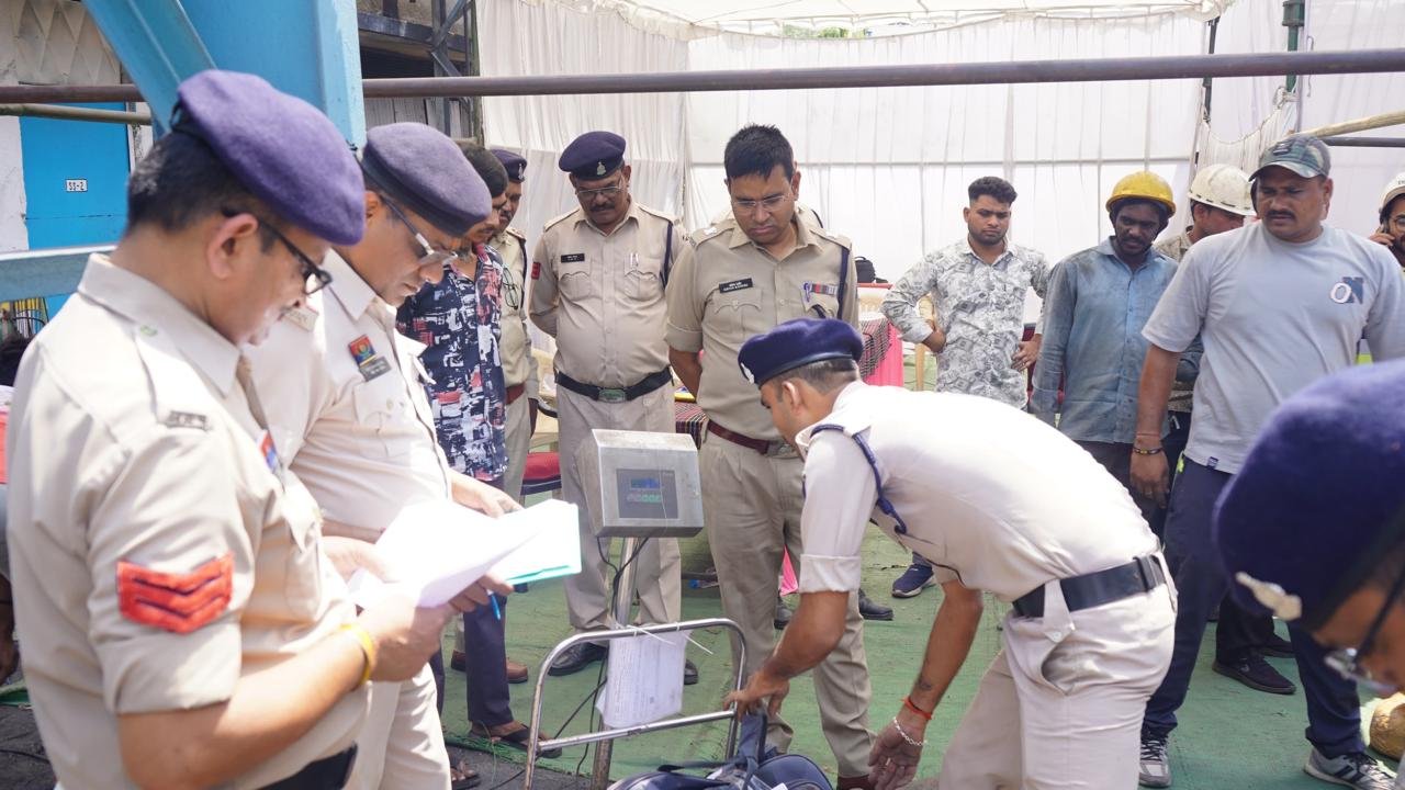 Raipur News : पुलिस की सख्त कार्रवाई, NDPS एक्ट के तहत 987 किलो गांजा नष्ट... 4 WhatsApp Image 2025 04 24 at 8.55.30 PM 1