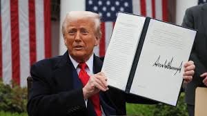 Trump Tariff: ट्रंप के टैरिफ से iPhone हो सकते हैं महंगे, चीन को नुकसान, भारत को मिलेगा फायदा 3 download 9