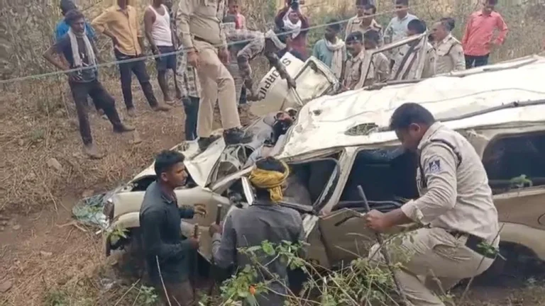 MP News : जबलपुर के चरगवां में दर्दनाक सड़क हादसा, 100 फीट नीचे गिरी कार, 4 की मौत, 2 घायल...