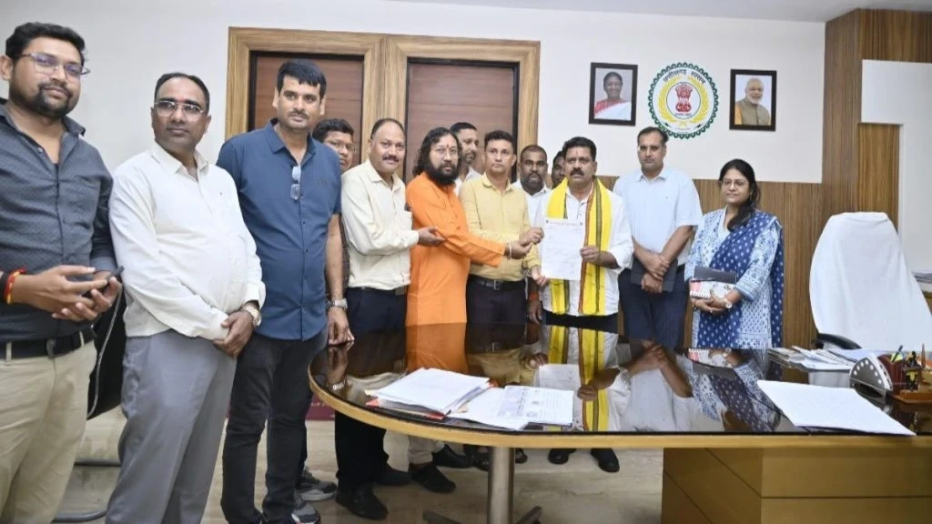 Raipur News: पंचायत सचिवों की हड़ताल खत्म, डिप्टी सीएम विजय शर्मा से वार्ता के बाद लिया निर्णय...