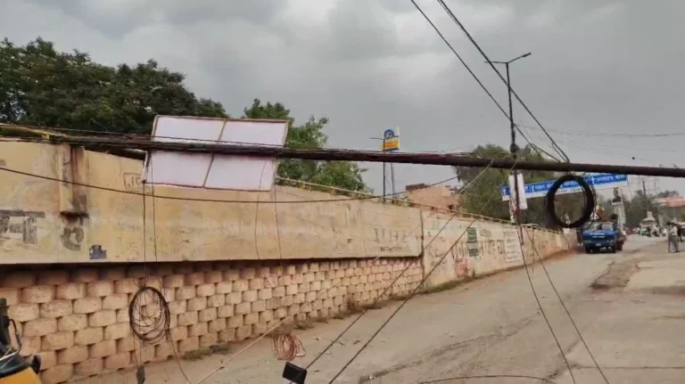 Raipur Breaking : आमानाका ओवरब्रिज पर आंधी - तूफान के चलते 3 बिजली खंभे गिरे, बाल-बाल बचे राहगीर...