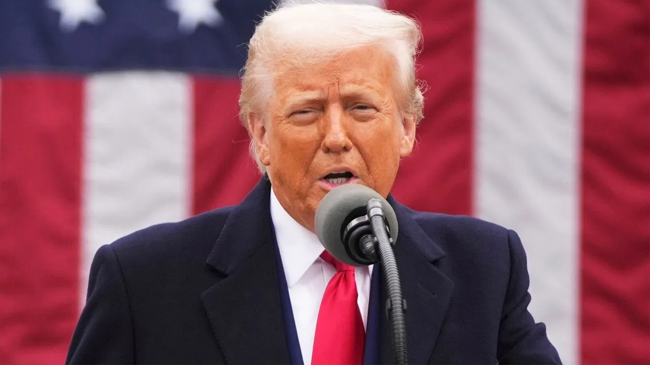 Trump's U-turn: अमेरिका ने स्मार्टफोन्स और इलेक्ट्रॉनिक सामानों पर टैरिफ किया खत्म...