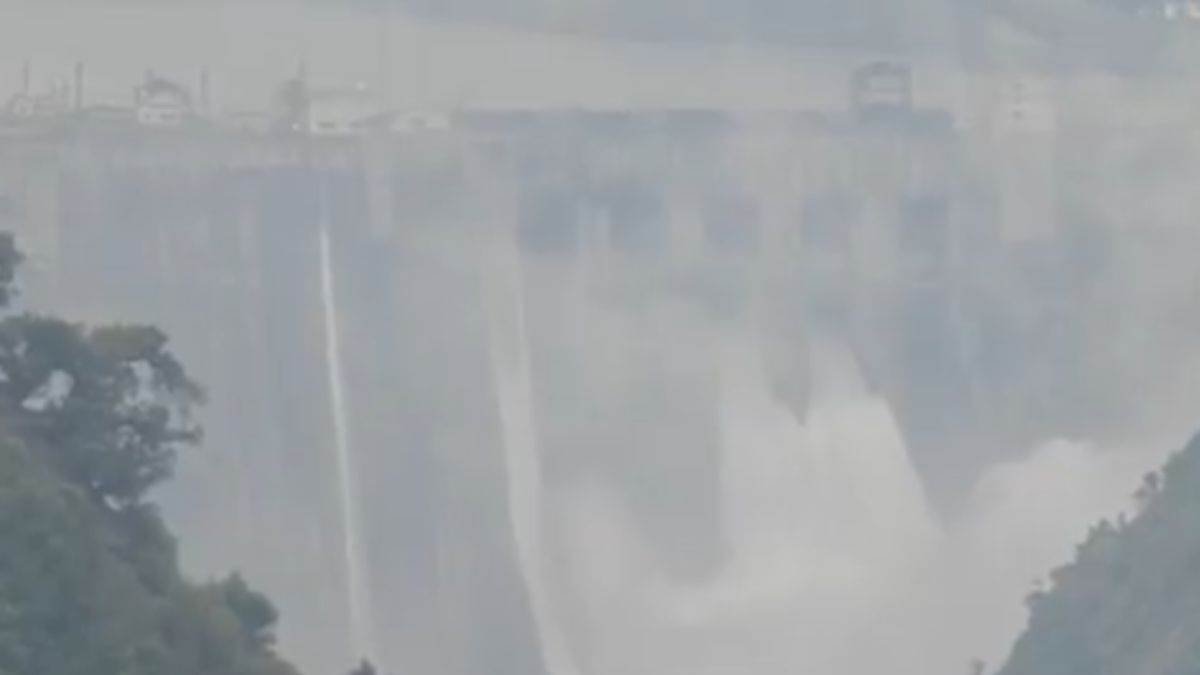 India attacks Pakistan: ऑपरेशन सिंदूर के बाद चिनाब नदी पर बगलिहार डैम के गेट खोले गए, भारत की वाटर स्ट्राइक से बाढ़ और तबाही...