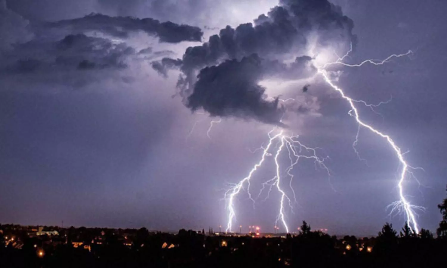 CG Weather Alert: छत्तीसगढ़ के 15 जिलों में अगले तीन घंटे के लिए येलो अलर्ट, तेज हवाओं और आकाशीय बिजली की चेतावनी