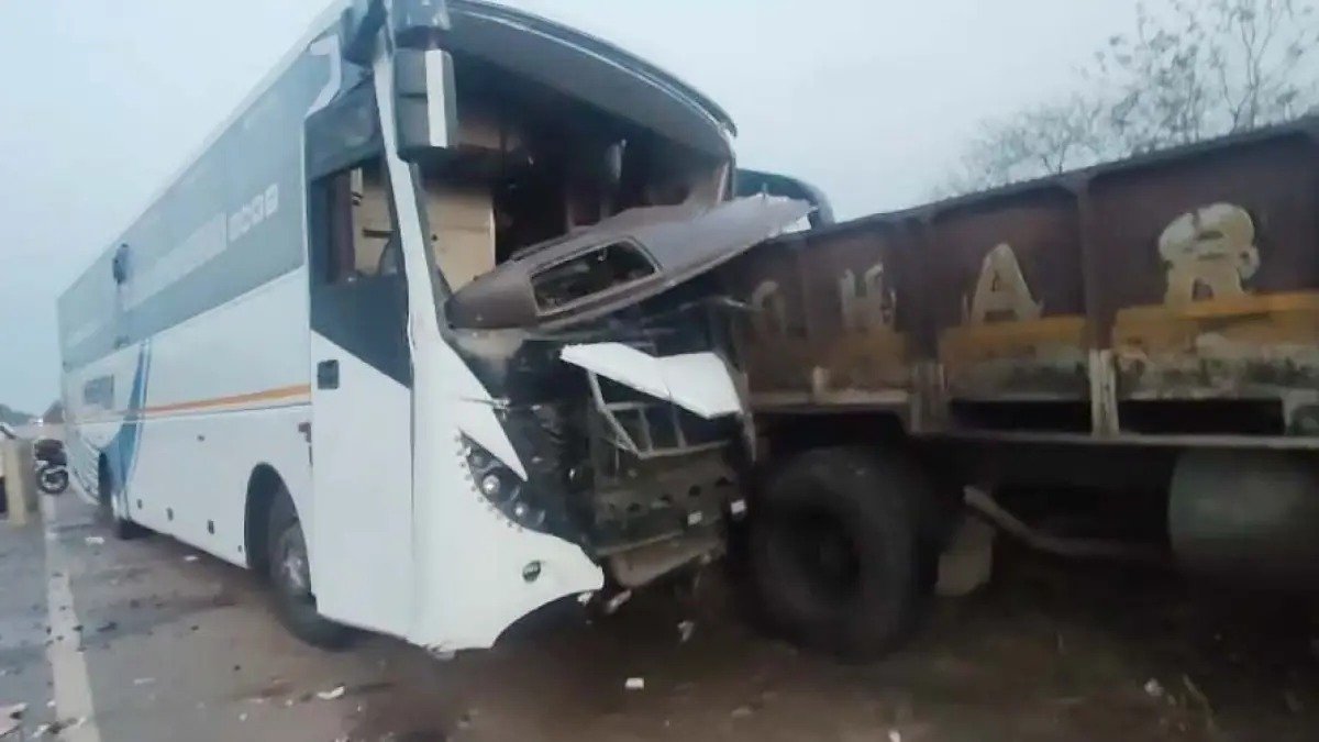 CG accident 1 killed, 8 injured in collision between bus and truck in Balod, highway jammed for 2 hours