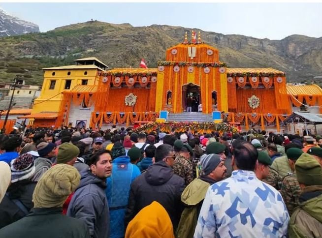 Chardham Yatra Doors of Badrinath Dham opened with worship and prayers, devotees gathered to see Shri Hari