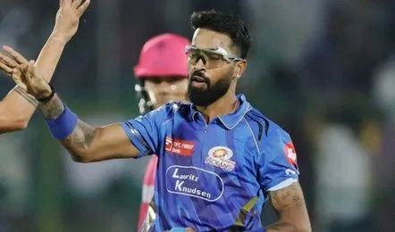 Hardik Pandya: आंख के ऊपर 7 टांके लगे, फिर भी कम नहीं हुआ हार्दिक का जलवा, चोटिल होने के बावजूद RR के गेंदबाजों को धोया - VIDEO