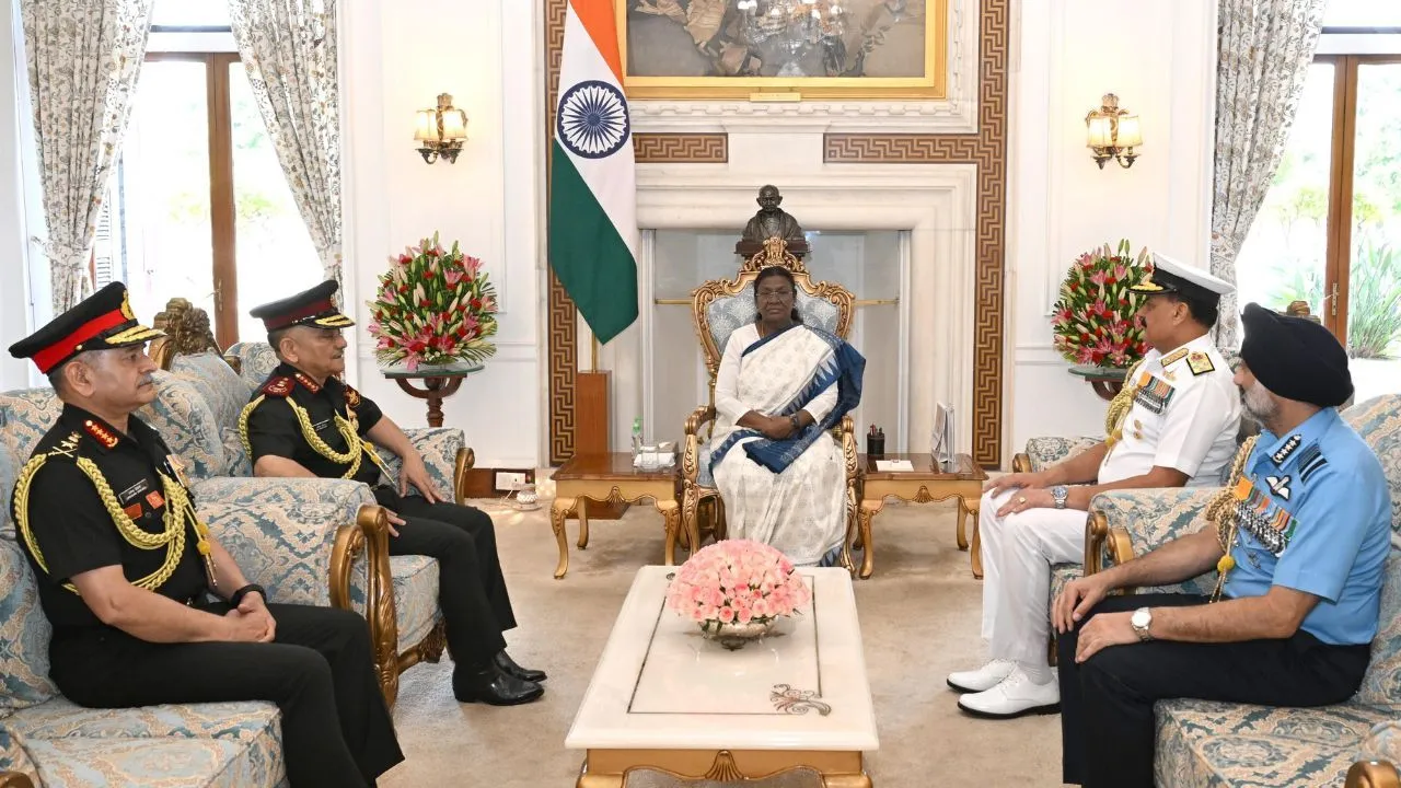 Operation Sindoor : CDS चौहान और सेना प्रमुखों ने राष्ट्रपति को दी ऑपरेशन सिंदूर की सफलता की जानकारी