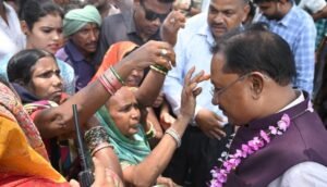 Sushasan Tihaar: सक्ती के बंदोरा गांव में उतरा सीएम विष्णुदेव साय का उड़न खटोला, पीपल पेड़ के नीचे लगी चौपाल, ग्रामीणों से सीधा संवाद 2 Sushasan Tihaar CM Vishnudev Sai flying chariot landed in Bandora village of Sakti 01