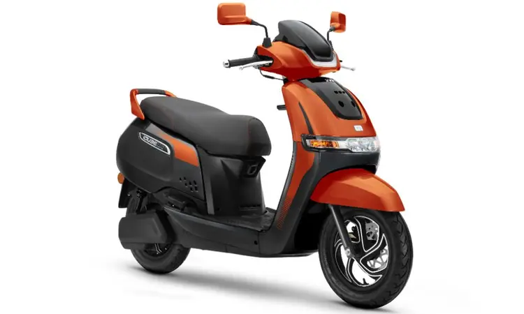 TVS iQube : टीवीएस iQube ने बजाज और ओला को पीछे छोड़कर बनाई इलेक्ट्रिक स्कूटर बाजार में बढ़त