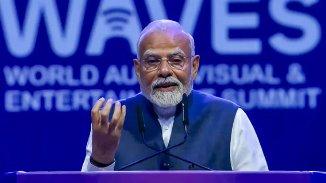 WAVES Summit 2025: पीएम मोदी ने WAVES समिट 2025 का किया भव्य उद्घाटन, सिनेमा और संस्कृति के योगदान को किया सम्मानित