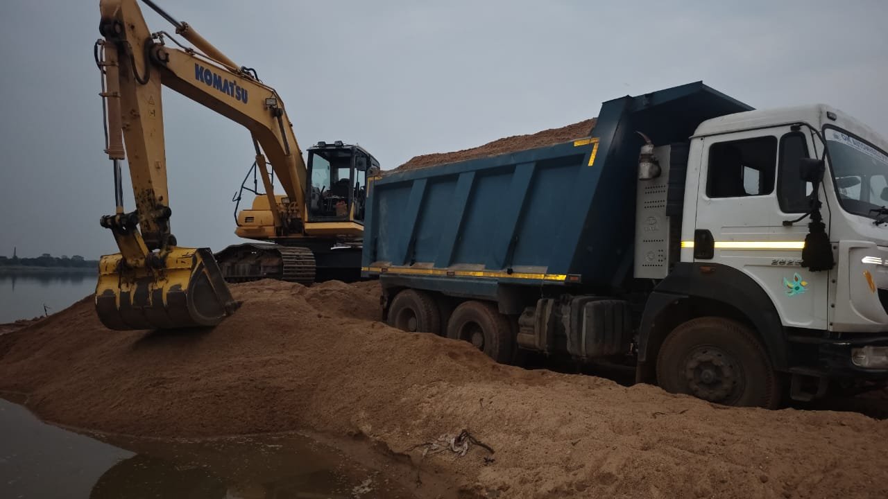 CG News: रेत के अवैध खनन पर बड़ी कार्रवाई, 2 चैन माउंटेन मशीन और 2 हाइवा जब्त