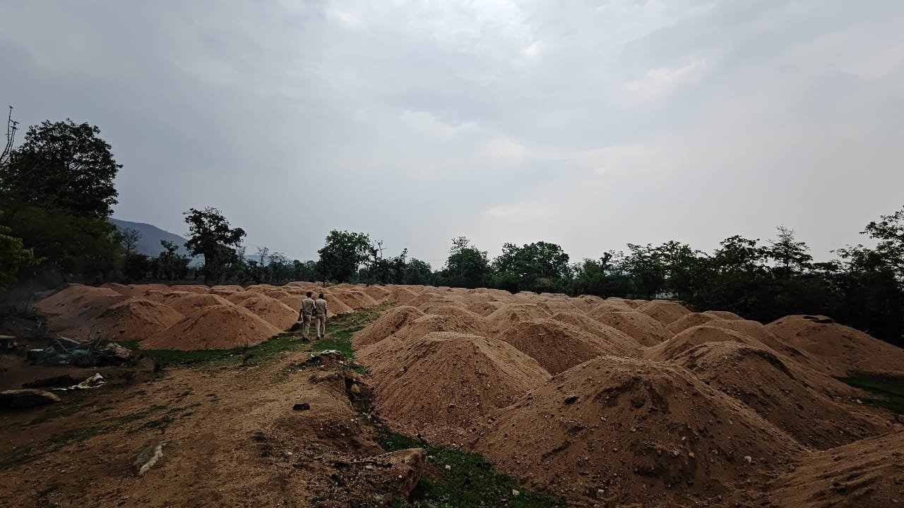 CG News: रेत के अवैध खनन पर बड़ी कार्रवाई, 2 चैन माउंटेन मशीन और 2 हाइवा जब्त 2 WhatsApp Image 2025 05 17 at 5.03.54 PM