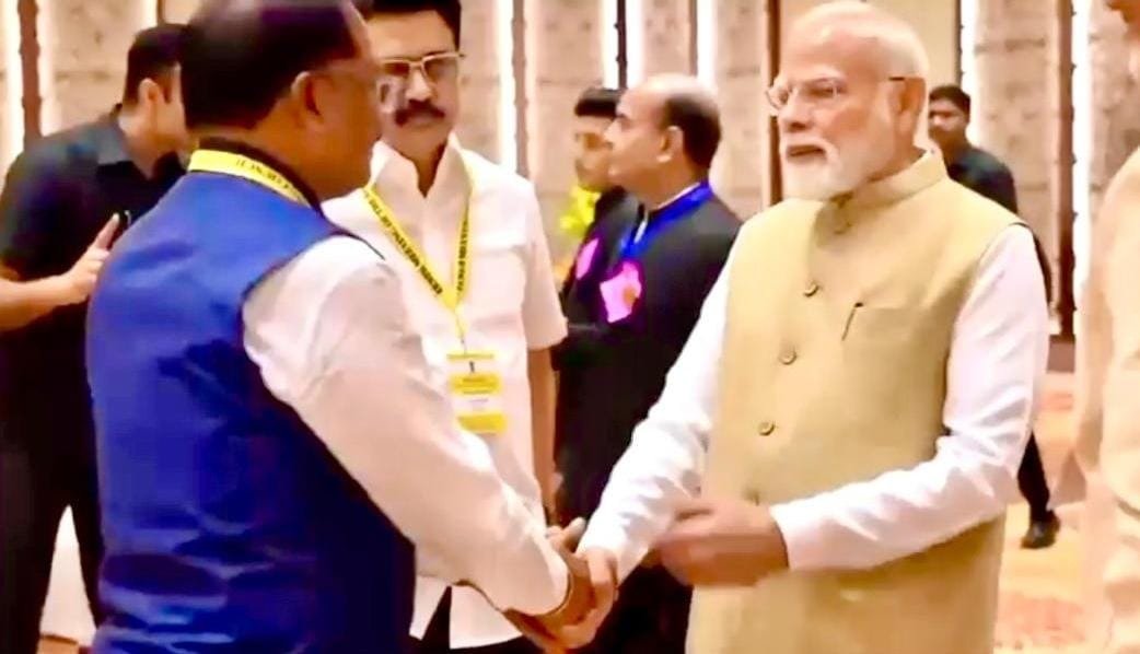Viral video: The matter of Chhattisgarh is still pending....when Prime Minister Narendra Modi held the hand of Chief Minister Vishnudev Sai, watch the video
