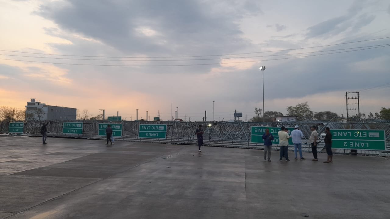 CG News : भयानक आंधी में उड़ा देवरी-धरसींवा टोल प्लाजा, हाईवे पर जाम की लंबी कतारें, देखें वीडियो