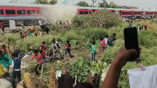 Fire in Antyodaya Express: अंत्योदय एक्सप्रेस में अचानक लगी आग, मची अफरा-तफरी, देखें वीडियो