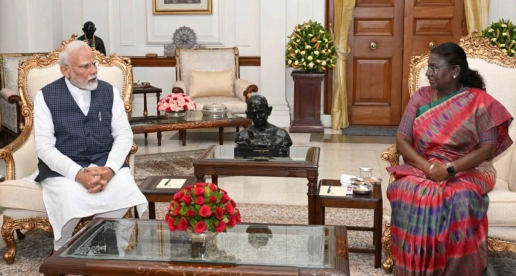 Operation Sindoor: पीएम मोदी ने की राष्ट्रपति से मुलाकात, 7 राज्यों के 18 एयरपोर्ट्स पर बंद हुई उड़ानें, सर्वदलीय बैठक आज