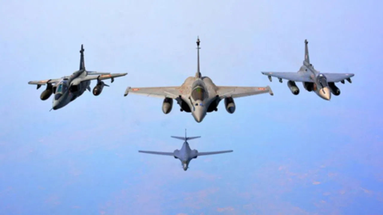 NOTAM issued on Pakistan border: मॉक ड्रिल के बीच भारत-पाक सीमा पर हवाई युद्धाभ्यास कल, राफेल-सुखोई की गड़गड़ाहट के बीच NOTAM जारी