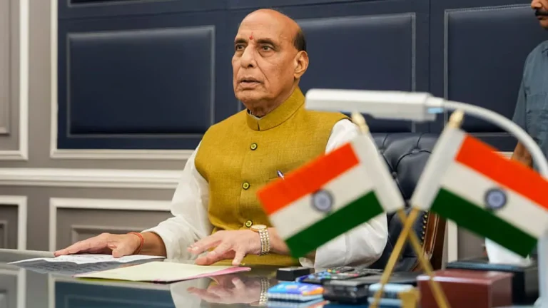 India-Pakistan tension: भारत-पाकिस्तान तनाव के बीच सोशल मीडिया पर फेक न्यूज की बाढ़, डिफेंस मिनिस्ट्री ने लोगों से की सतर्क रहने की अपील