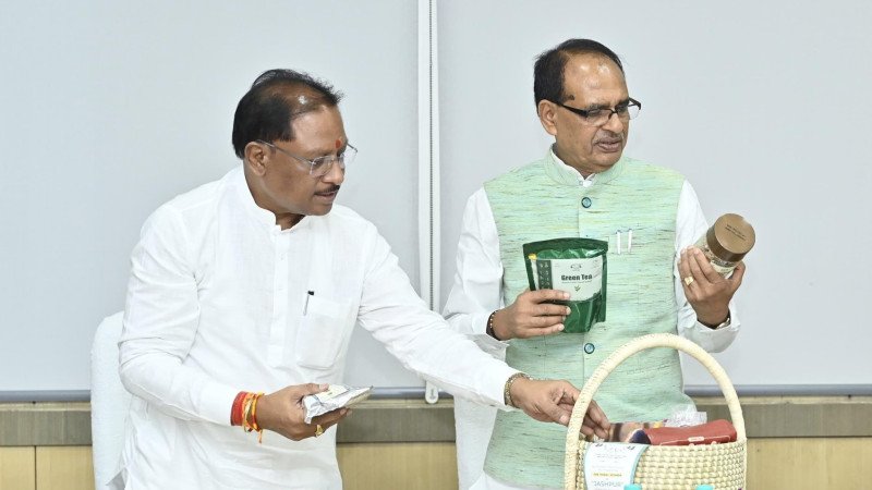 Raipur News : सीएम साय ने केंद्रीय मंत्री चौहान को भेंट की ‘जशप्योर’ ब्रांड की वनोपज टोकरी, आदिवासी महिलाओं की सराहना