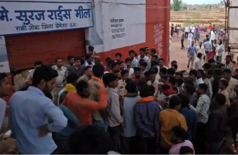 CG NEWS: बेमेतरा में आंधी-तूफान का कहर, राइस मिल की छत गिरने से दो मजदूरों की दर्दनाक मौत CG NEWS: बेमेतरा में आंधी-तूफान का कहर, राइस मिल की छत गिरने से दो मजदूरों की दर्दनाक मौत