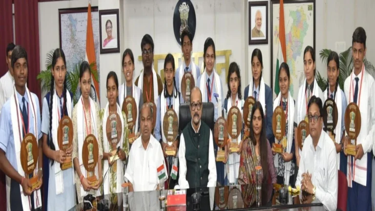 Raipur News : राज्यपाल रमेन डेका ने मेधावी विद्यार्थियों को राजभवन में किया सम्मानित, दिए मेडल और 5,000 रुपये...