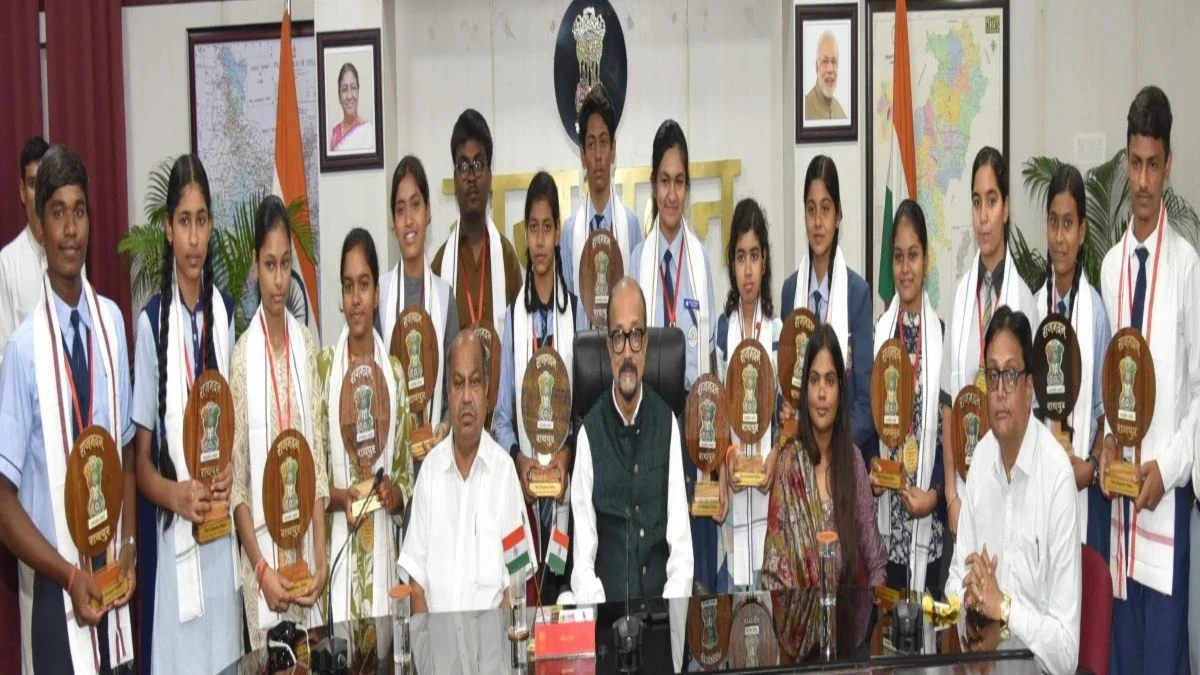 Raipur News : राज्यपाल रमेन डेका ने मेधावी विद्यार्थियों को राजभवन में किया सम्मानित, दिए मेडल और 5,000 रुपये...