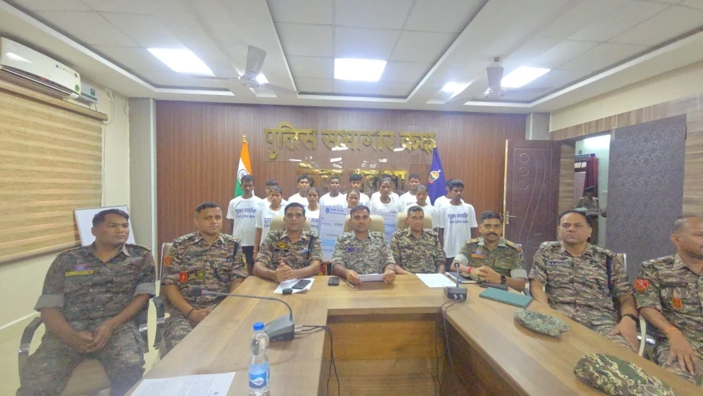 Naxalite Surrender : सुकमा में 14 नक्सलियों ने किया आत्मसमर्पण, 5 महिलाएं भी शामिल