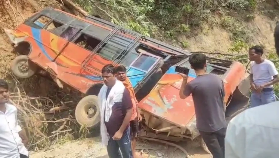 CG Accident: बारातियों से भरी बस खाई में गिरी, 1 महिला और बच्चे की मौत, 25 घायल