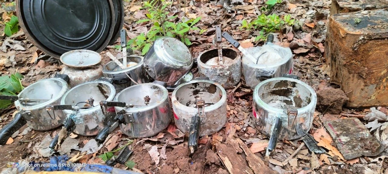 CG News: चमेदा जंगल में नक्सलियों की साजिश नाकाम, डीआरजी ने बरामद किए 10 कुकर बम और विस्फोटक सामग्री
