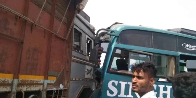CG accident: बिलासपुर-तखतपुर मार्ग पर भीषण सड़क हादसा, बस और ट्रक की टक्कर में 15 से ज्यादा यात्री घायल