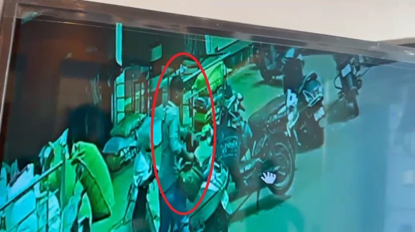 CG Crime : दिनदहाड़े 18 लाख की चोरी, स्कूटी की डिक्की से बैग उड़ाकर फरार हुआ चोर, CCTV में कैद हुई वारदात...