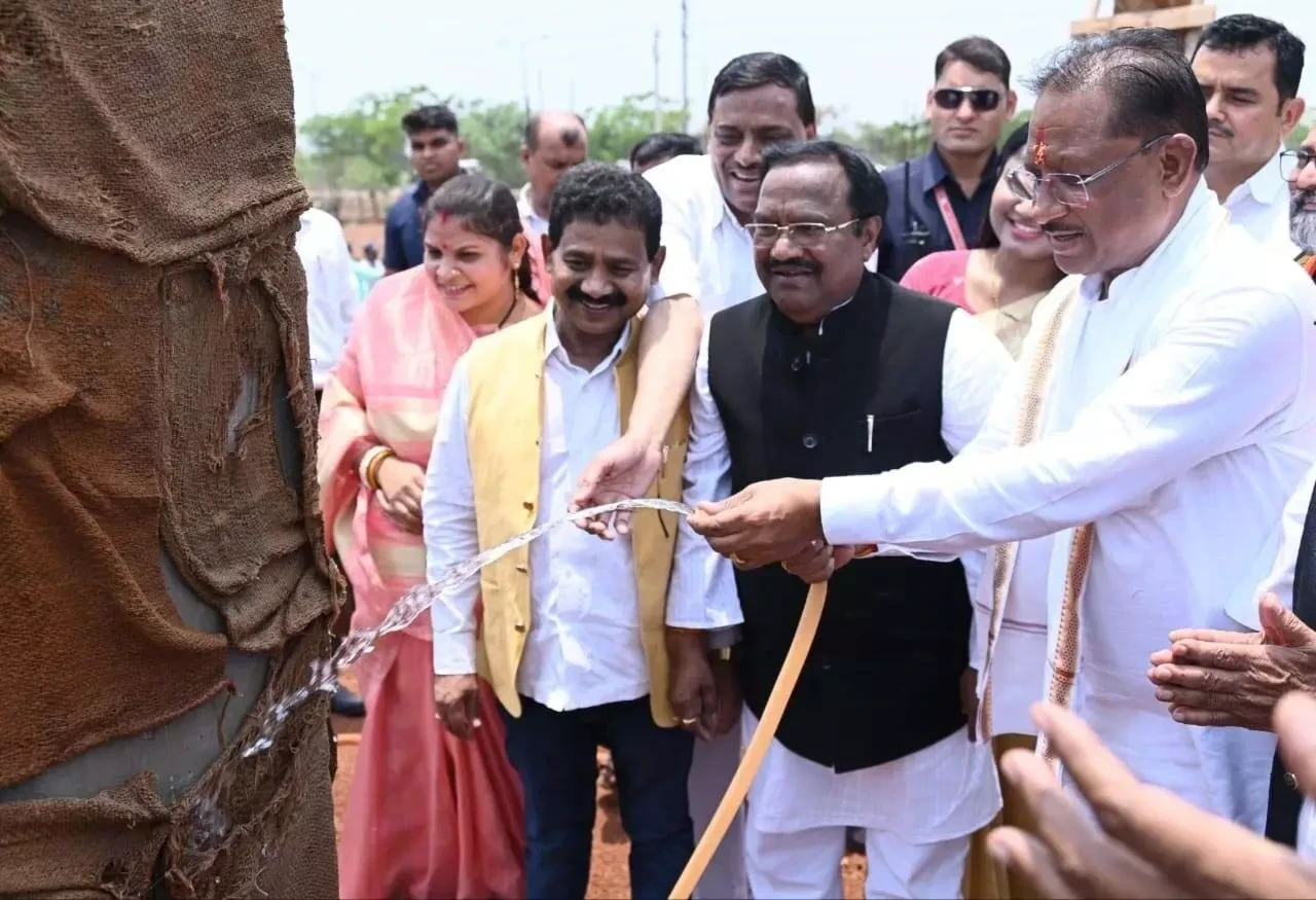 CG News: मुख्यमंत्री विष्णु देव साय का औचक दौरा, अछोटी में महतारी सदन का निरीक्षण, मुरमुंदा में 226 नए आवासों का लोकार्पण