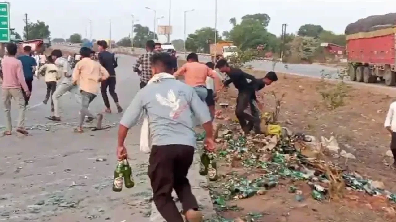 MP News : भैंस को बचाने के चक्कर में बीयर से भरा ट्रक पलटा, 40 डिग्री गर्मी में लूट गईं लाखों का माल...