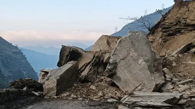 Kailash Mansarovar: कैलाश मानसरोवर यात्रा मार्ग पर भूस्खलन, पिथौरागढ़ में सैकड़ों श्रद्धालु फंसे...