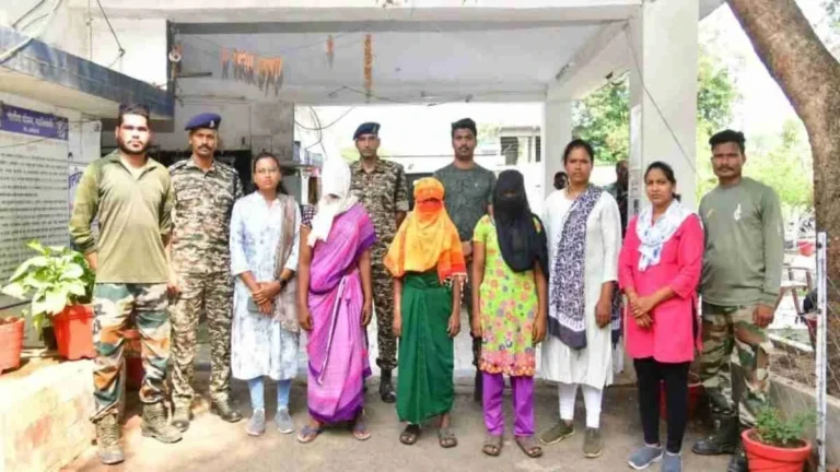 CG News: नक्सल विरोधी अभियान में बड़ी सफलता, 36 लाख के इनामी 5 नक्सली गिरफ्तार, भारी मात्रा में हथियार बरामद
