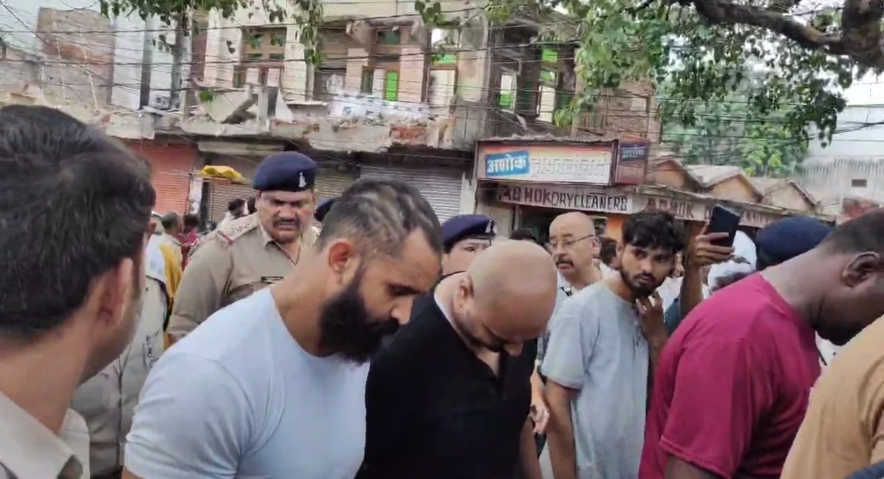Raipur News : पत्रकार से मारपीट करने वाले बाउंसरों को गंजा कर निकाला जुलूस, स्वास्थ्य मंत्री ने दी कड़ी कार्रवाई की चेतावनी