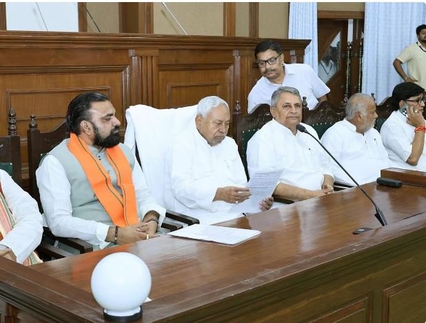 Bihar News 41 agendas approved in Nitish cabinet meeting, 6 government doctors dismissed, Rajgir and Munger get gift