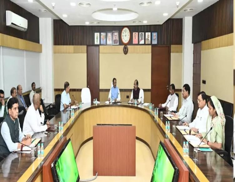 Vishnudev Sai Cabinet Meeting: साय कैबिनेट बैठक में स्क्रैप निस्तारण, कर्मचारी चयन मंडल और सड़क निर्माण को लेकर लिए गए बड़े निर्णय, यहां देखें डिटेल्स