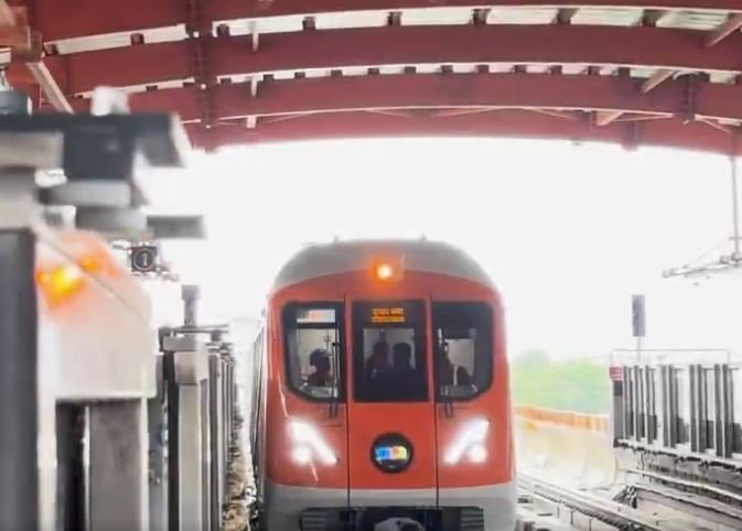 MP News Chief Minister took a ride in metro, know when you will be able to enjoy ride in Bhopal Metro