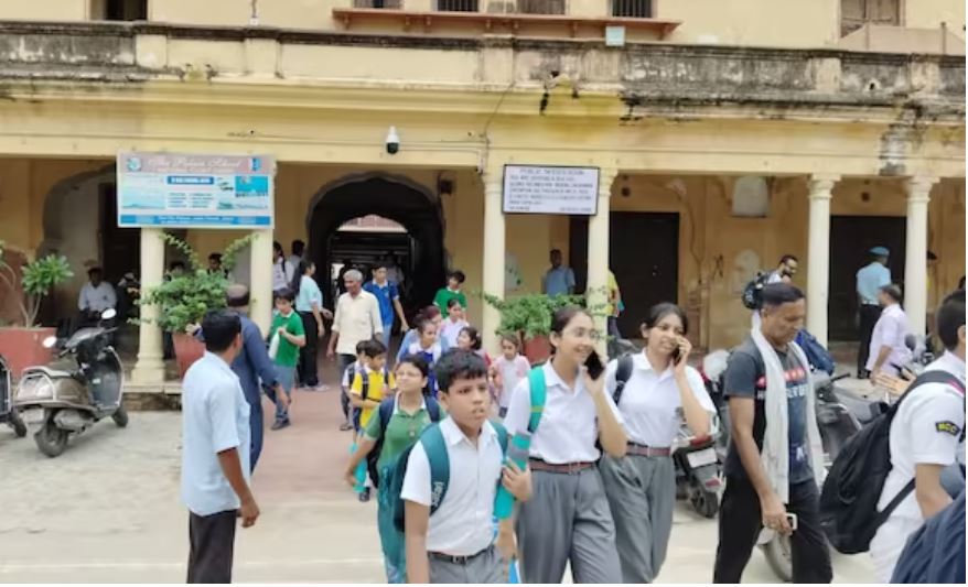 Rajasthan News: जयपुर में द पैलेस स्कूल को मिली बम से उड़ाने की धमकी, बच्चों की छुट्टी, मौके पर पुलिस, बम स्क्वॉयड की टीमें तैनात