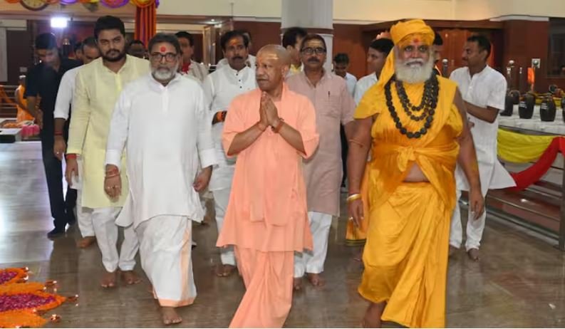 UP News CM yogi adityanath reached Varanasi to review the preparations for PM's program