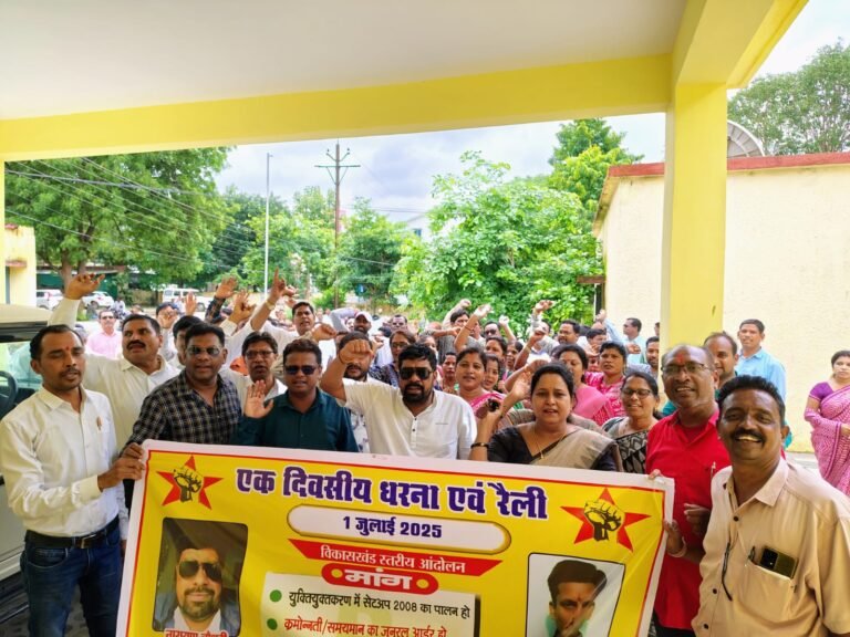 रैली निकालकर शिक्षक साझा मंच ने सौंपा ज्ञापन