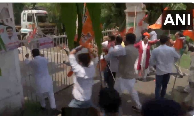 Bihar News: नरेंद्र मोदी पर अभद्र टिप्पणी से बिहार में बवाल, पटना में कांग्रेस दफ्तर के बाहर बीजेपी-कांग्रेस के कार्यकर्ता के बीच जमकर चले लात-घूंसे, देखें वीडियो