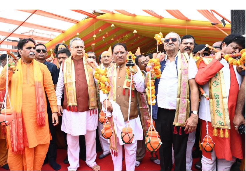 CG News:सावन में कांवड़िया बने सीएम विष्णुदेव साय, भगवान शिव का किया रूद्राभिषेक, स्पीकर डॉ रमन सिंह, विधायक, महापौर भी हुए शामिल, गुढ़ियारी में बोल बम का जयकारा