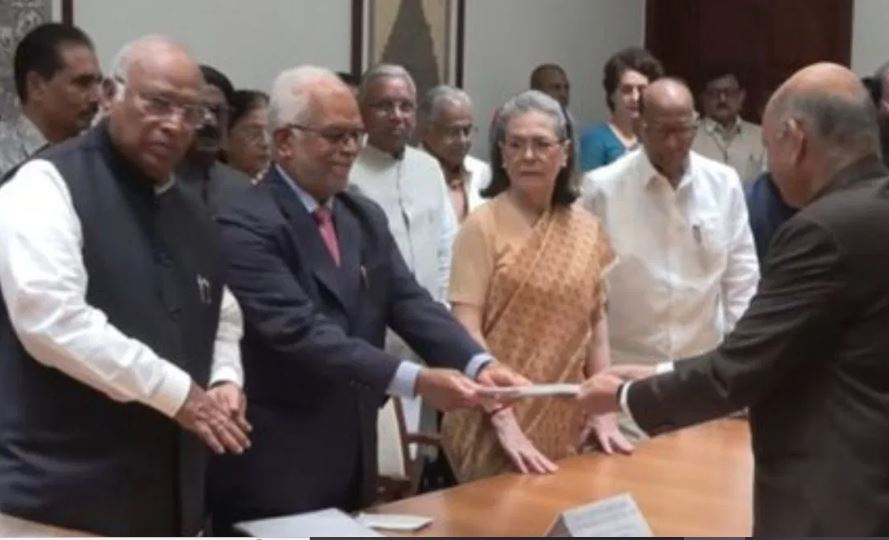 B Sudarshan Reddy: इंडिया गठबंधन के उपराष्ट्रपति उम्मीदवार बी सुदर्शन रेड्डी ने दाखिल किया नामांकन, राहुल समेत विपक्ष के कई नेता साथ