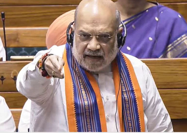 Ruckus in Lok Sabha: पीएम-सीएम हटाने वाले बिल पर विपक्ष का जोरदार हंगामा, कॉपी फाड़ गृहमंत्री की तरफ उछाला, कार्यवाही स्थगित Ruckus in Lok Sabha: पीएम-सीएम हटाने वाले बिल पर विपक्ष का जोरदार हंगामा, कॉपी फाड़ गृहमंत्री की तरफ उछाला, कार्यवाही स्थगित