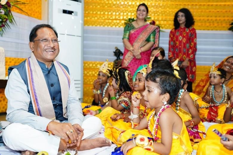 CG News: मुख्यमंत्री विष्णुदेव साय ने नन्हें बाल गोपालों के संग मनाई जन्माष्टमी, नन्हें बालगोपालों की अठखेलियों से गुलजार हुआ मुख्यमंत्री निवास, देखें तस्वीरें