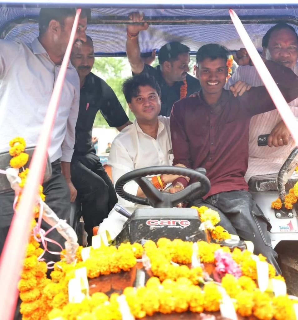 MP News: केंद्रीय मंत्री सिंधिया ने बाढ़ के नायक गिरिराज को भेंट किया नया ट्रैक्टर, साहसिक सेवा भाव को दिया सम्मान