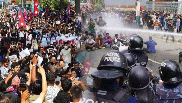 Nepal social media ban: नेपाल हिंसा के बीच Gen Z ने फूंका कानून मंत्री का घर, 9 मंत्रियों का इस्तीफा, दुबई भागने की तैयारी में PM ओली